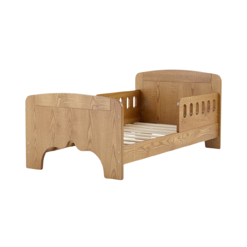 **Łóżko dziecięce z drewna - styl skandynawski, ergonomiczny design**